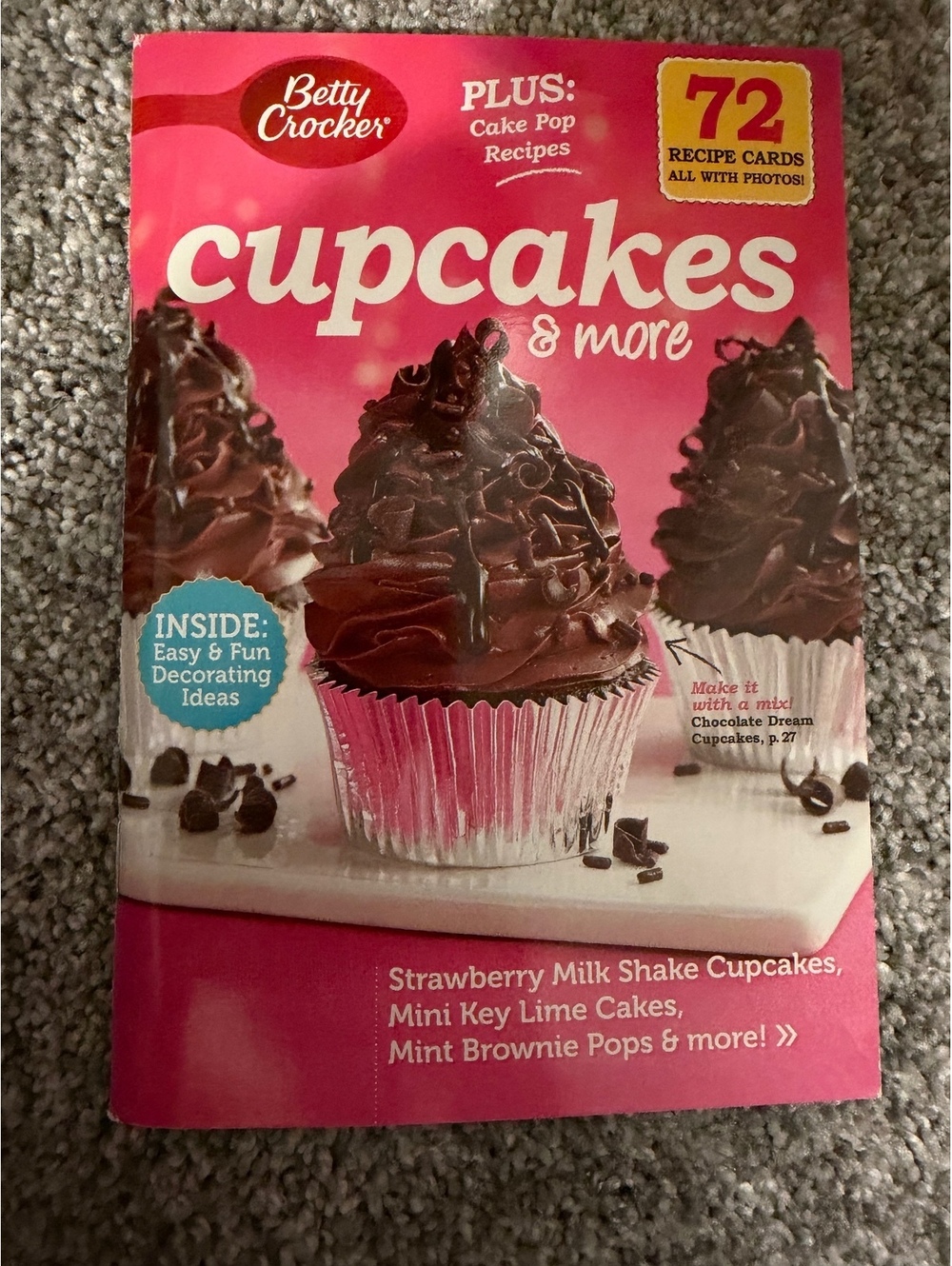 Betty Crocker Cupcakes & More Cookbook with 72 Recipe Cards